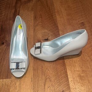 Bandolino Woman’s Wedges Size 9